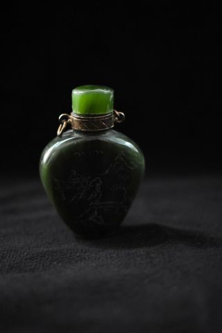 Unique Engraved Antique Chinese Jade Snuff Bottle With 14k Gold Detail 2