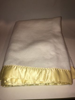 Vintage Quiltex Acrylic White Baby Blanket Yellow Satin Trim Vguc Solid
