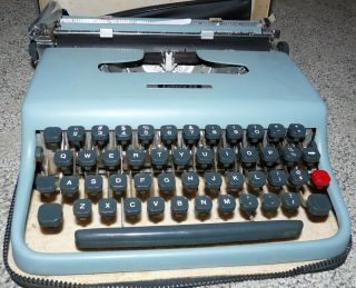 Vintage Olivetti Underwood Lettera 22 Portable Typewriter W/case Italy,  Vguc