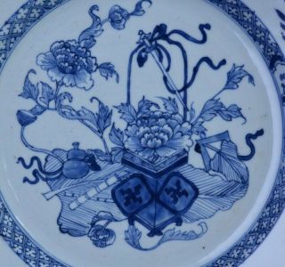 LARGE 18THC CHINESE QIANLONG BLUE & WHITE PRECIOUS OBJECTS CHARGER PLATE 2