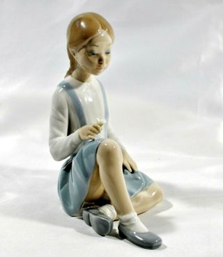 Vintage Lladro Girl With Flower Porcelain Figurine 4596