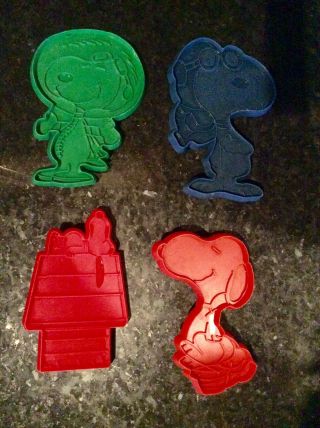 United Feature 4 Vintage Cookie Cutters Snoopy As Red Baron Peanuts Dog Beagle