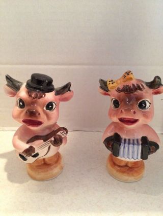 Vintage Ceramic Anthropomorphic Hoe Down Cows Salt & Pepper Shakers Japan 4.  25 "