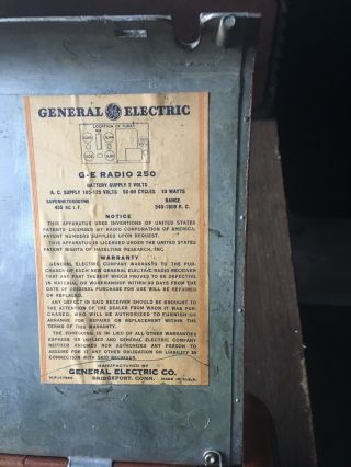 Antique General Electric Portable Radio (1946) Model 250 3