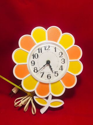 Vintage Spartus Electric Wall Clock Yellow Orange White Flower Daisy Model 432