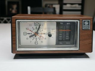 Vintage General Electric GE 7 - 4550C Walnut Grain Polystyrene Alarm Clock Radio 2