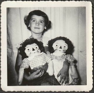 A422 - Girl With Raggedy Ann & Andy Dolls - Old/vintage Photo Snapshot
