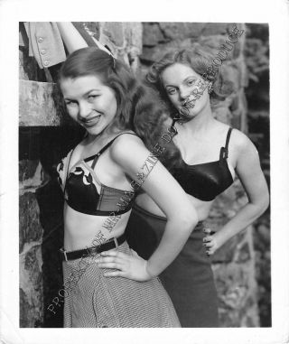 Risque Vintage 1950s B&w Photo 4x5 2 Sexy Pin Up Girls In Lingerie Outdoors 67ff