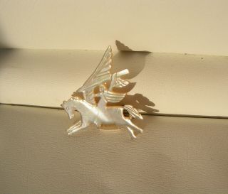 Lovely Vintage Small Hand Carved Mother Of Pearl Pegasus Winged Horse Brooch