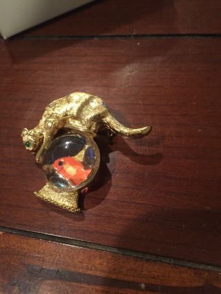 VINTAGE Signed GOLD CROWN CAT Pin Lucite JELLY BELLY Fish Bowl GOLDFISH KITTY 2