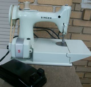 White Singer Sewing Machine Featherweight Made In Great Britain Model 221k