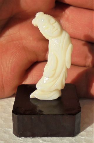 Cina (china) : Old Chinese Small Figurine Carved In White Coral