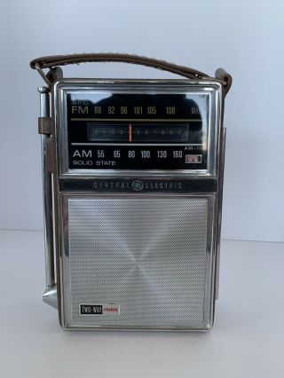1960s/vietnam Era Vintage Ge Portable Solid State Transistor Radio Am/fm P977e