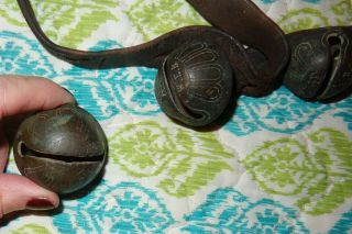 OLD VINTAGE ANTIQUE BRASS? OR OTHER METAL 7 SLEIGH BELLS LEATHER STRAP WLB? 2
