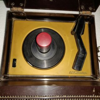 Vintage Rca Victrola Brand Radio And Record Player With Sturdy Bakelite Cabinet.