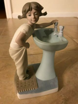 Vintage Lladro - Up Time Little Girl At The Bathroom Sink 4838