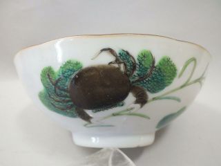An Unusual Chinese Porcelain Bowl With Painted Crabs Decor 19thc