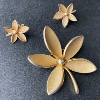 Signed Crown Trifari Vintage Brushed Gold Tone Flower Brooch Pin Earrings Set 25
