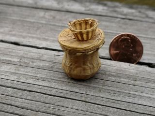 OLD VTG PRIMITIVE MINIATURE WOVEN WICKER GRASS BASKET WITH LID DOLL HOUSE 3