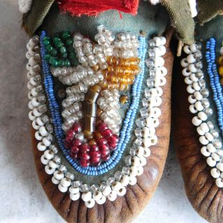 Antique Native American Iroquois? Child ' s Beaded Hide and Cloth Moccasins 2