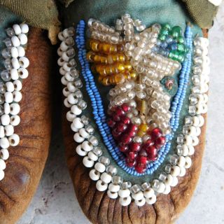 Antique Native American Iroquois? Child ' s Beaded Hide and Cloth Moccasins 3