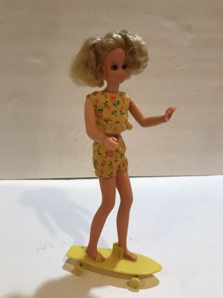 Vintage Mattel Barbie Skipper MOD Living FLUFF DOLL,  Skateboard 3