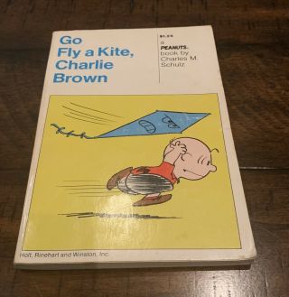 Go Fly A Kite,  Charlie Brown Charles M.  Schultz Paper Back $1.  25 Vintage