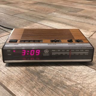 Vintage General Electric Ge Woodgrain Walnut Alarm Clock Radio 7 - 4624b
