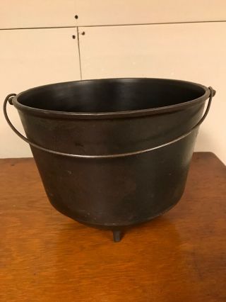 Antique Wapak 8 Cast Iron Bean Pot,  Kettle,  Three Feet W/bale Handle Primitive