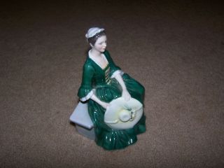 Vintage Royal Doulton " A Lady From Williamsburg " Hn 2228 Seated On A Bench 1959