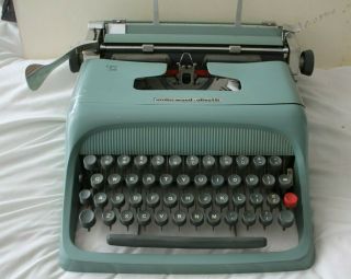 Vintage Olivetti - Underwood Studio 44 Portable Typewriter W/case