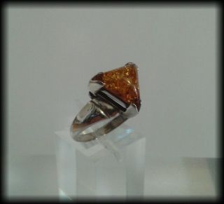 Vintage 925 Solid Sterling Silver and Baltic Amber Triangular Cabochon Ring 3