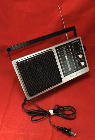 Vintage Ge Am/fm Portable Radio Model 7 - 2857a Vg General Electric