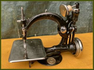 CUTE LIL OLD WILLCOX & GIBBS - AUTOMATIC - ANTIQUE CHAIN STITCH SEWING MACHINE 2