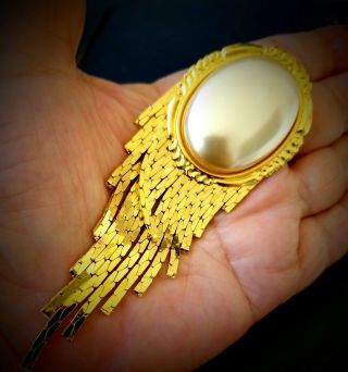 VINTAGE brooch pin several links gold tone one large oval faux pearl 2