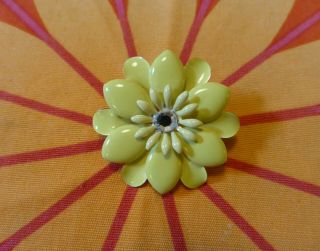 Retro Vintage Style Enamel Metal Flower Brooch Pin Yellow Flower Power