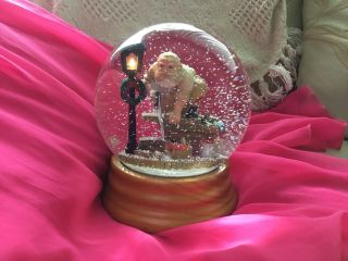 Vintage Santa Snow Globe Plays Music Light Up Old Street Lamp Santa’s Workshop