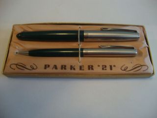 Vintage Parker 21 Fountain Pen And Pencil Set In The Box Burgandy.