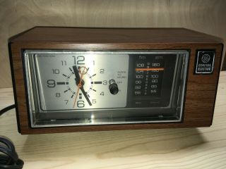 Vintage General Electric Ge 7 - 4550b Woodgrain Am/fm Analog Alarm Clock Radio