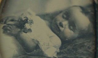 POST - MORTEM CHILD HOLDING FLOWERS 1850 DAGUERREOTYPE ANTIQUE PHOTOGRAPHY IN CASE 3