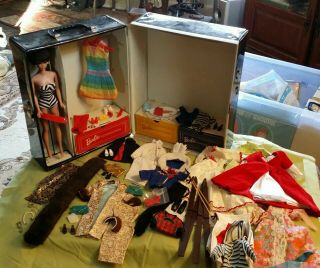 1 Day Only Vtg Brunette Bubblecut Barbie,  Case Htf Clothing And Acc.