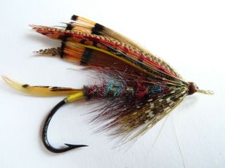 A FINE EARLY 20TH CENTURY GUT EYED BUTCHER SIZE 4/0 AND 1/4 SALMON FLY 2