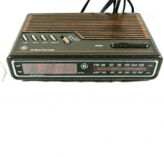 Vintage Ge General Electric Clock Radio Alarm 7 - 4612a - Red Led Woodgrain