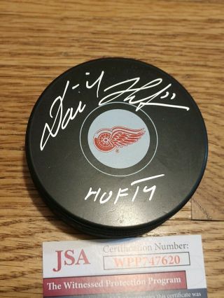 Dominik Hasek Signed Detroit Red Wings Puck W/hof 14 Inscription - Jsa Witness