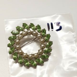 VTG Small Silver Tone Light Lime Green Rhinestone & Faux Pearl Wreath Brooch Pin 3