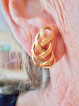 Authentic Vintage 1980 Avon " Spun Weave " Pierced Gold Tone Earrings