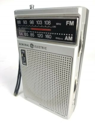Vintage - Ge - General Electric Model 7 - 2582a Portable Am/fm - 9 Volt Radio