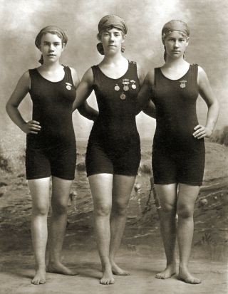 1910 - 1930 Three Women In Swimsuits Vintage Old Photo 8.  5 " X 11 "