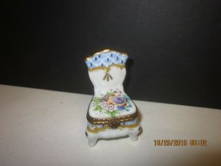 Vintage " Chair With Flowers " Limoges France Peint Main Porcelain Trinket Box