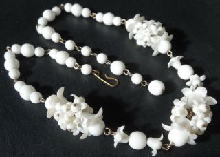 vintage milk white glass & lucite flower bead necklace 1950s - R368 2